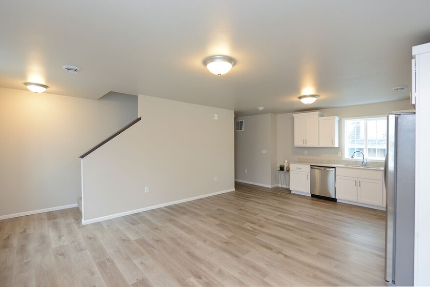 Building Photo - 703 10th Ave N