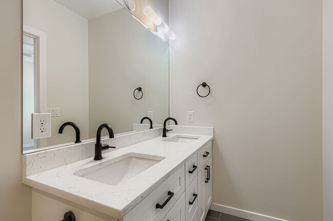 Building Photo - Modern 2bed/2 Bath in the Heart of Denver!