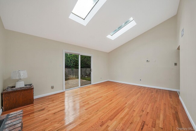 Building Photo - 386A Glen Cove Ave