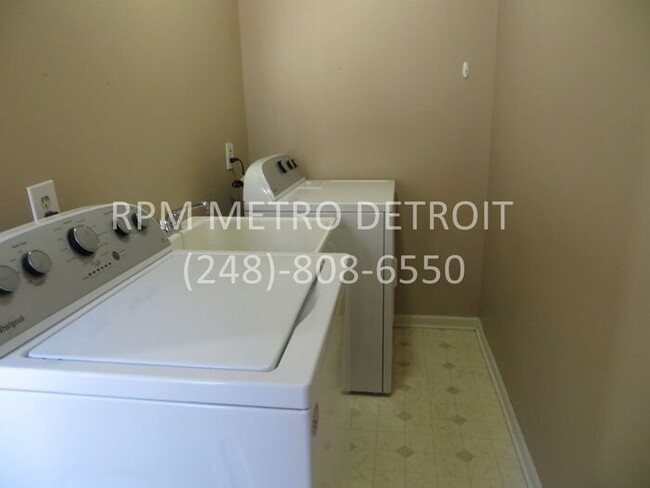 Building Photo - Sterling Heights Condo(16 Mile & Mound)