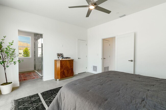 Building Photo - 361 W Sunview Ave