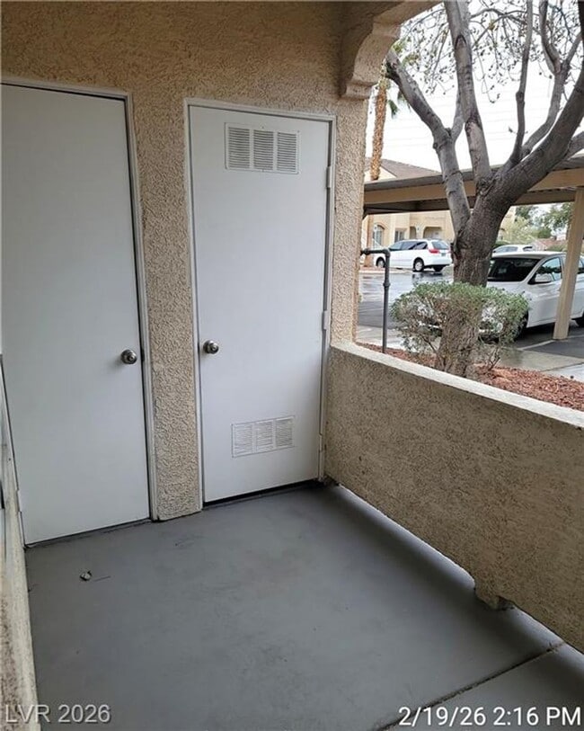 Building Photo - Inviting First-Floor Corner Condo with Modern Finishes & Poolside Location!