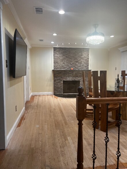 Building Photo - 4433 Village Dr