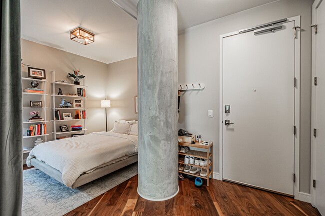 Building Photo - LUX 1BD, 1.5BA Lakehouse Condo with Bonus Den