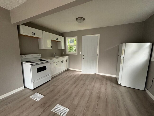 Building Photo - 4 Bed 2 Bath Home with Garage Near Swope PKWY Available NOW!