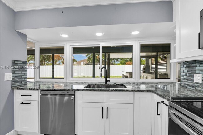 Building Photo - 702 NW Orchid St