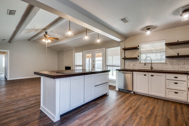 Building Photo - Stylish Home with Big Backyard in Prime Lo...