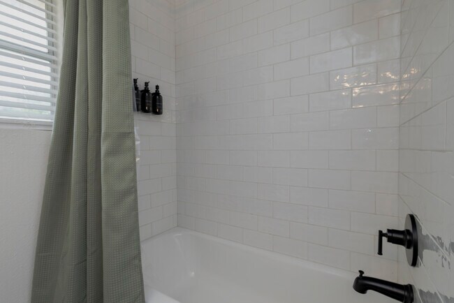 Building Photo - 1704 Kynette Dr