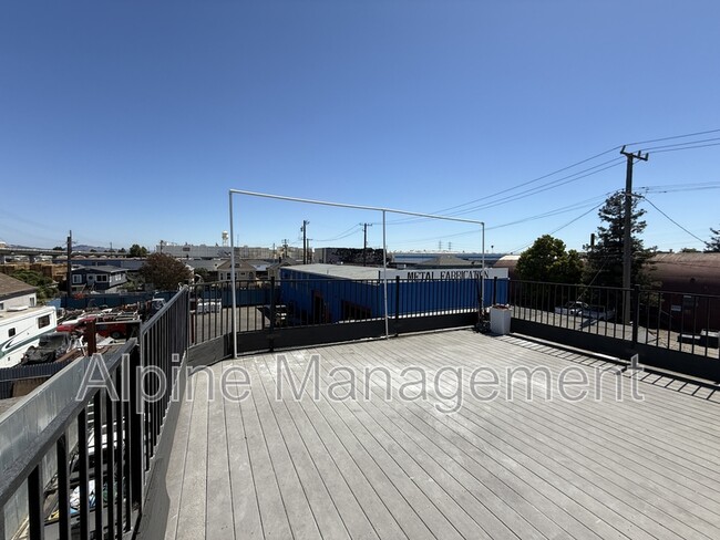 Building Photo - 806 52nd Ave