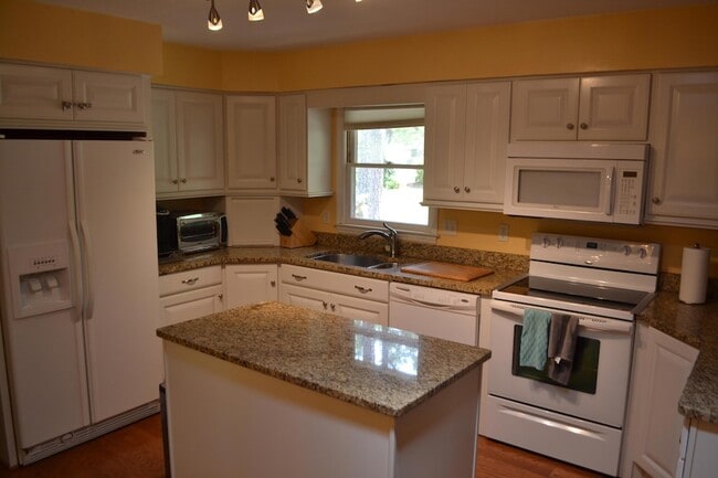 Building Photo - 861 Hawthorne Dr