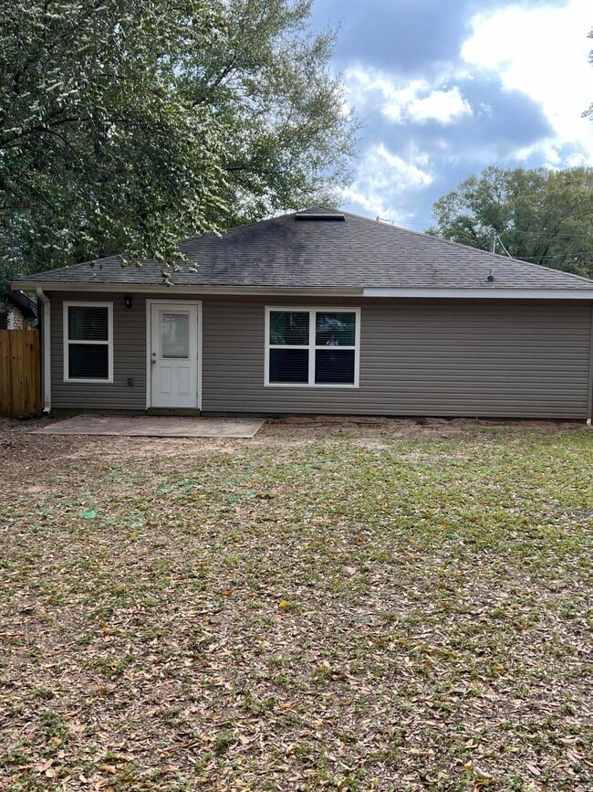 Building Photo - 415 E Field Ave