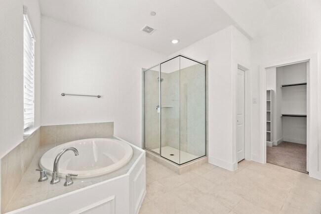 Building Photo - 2205 Southwick Dr