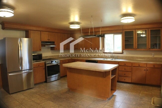 Building Photo - Freshly Updated 4BR Home w/ Finished Basement, New Appliances & RV/Boat Parking