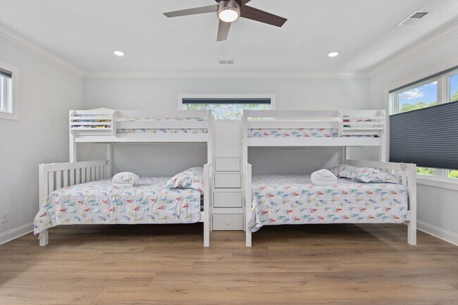 Building Photo - Gorgeous Custom Home Available for Snowbir...