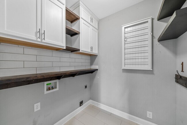 Building Photo - Elegant 4-Bedroom Home with Vaulted Ceilin...
