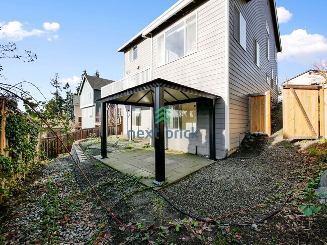 Building Photo - 5 Bed and 3.5 Bath Single-family Home is A...