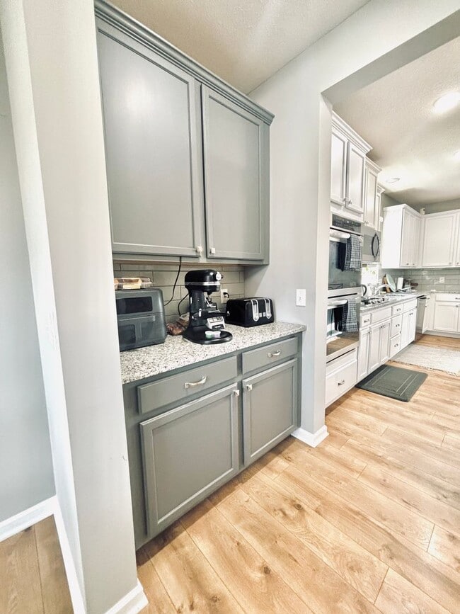 Building Photo - Stunning 5bed/3 1/2 bath Home in Shakopee!