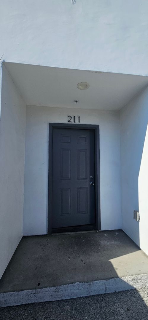 Building Photo - 211 W 43rd St