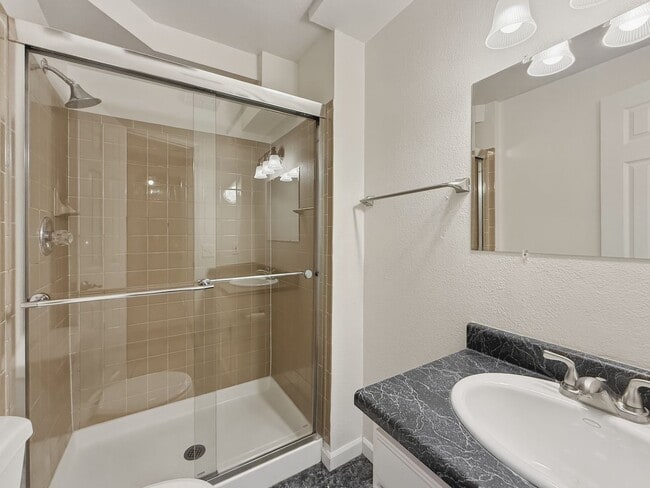 Building Photo - Move-In Ready Townhome!