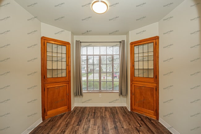 Building Photo - 84 Hartman St