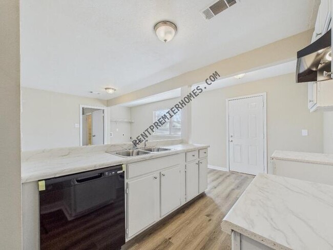 Building Photo - 1 Coral Ln