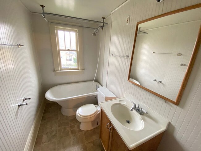 Building Photo - Indianola Ave 2777-2779 LAMT