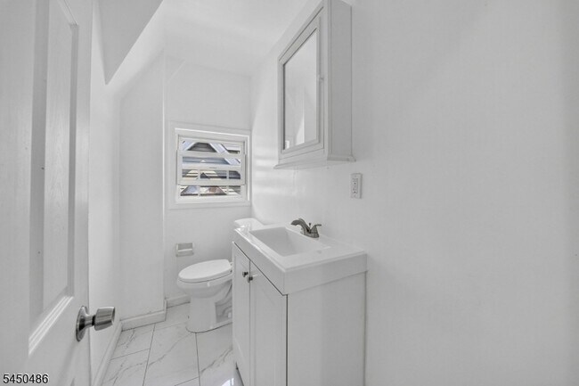 Building Photo - 467-469 Summer Avenue Unit 3