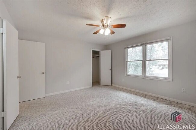 Building Photo - 207 Highland Park Dr