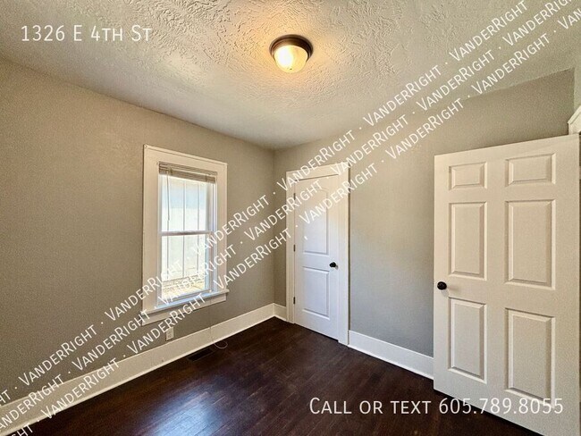 Building Photo - 1326 E 4th St