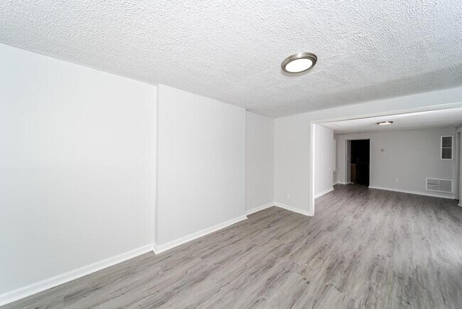 Building Photo - 687 4th Ave