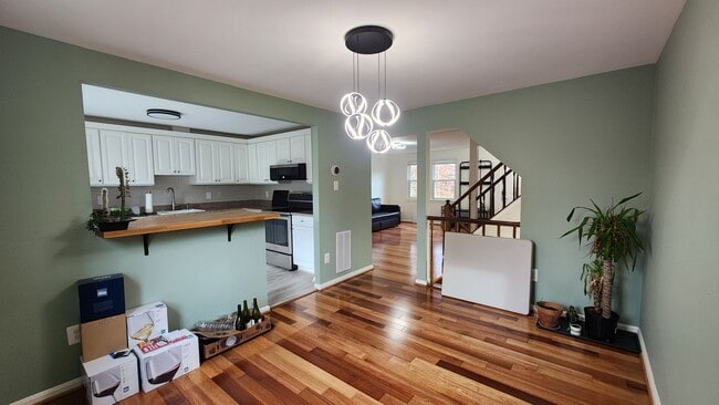 Building Photo - Beautifully Remodeled  End-Unit Townhome