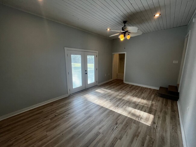 Building Photo - 5bd/2ba NEWLY remodeled brick ranch home. NO CATS.