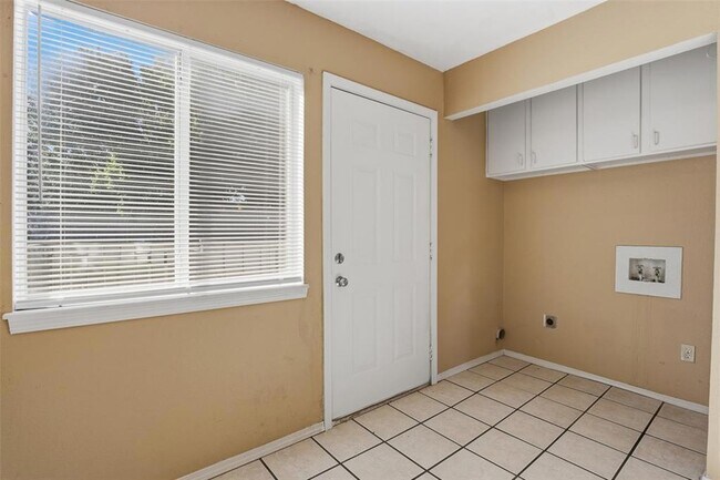Building Photo - 1628 Claudia Dr