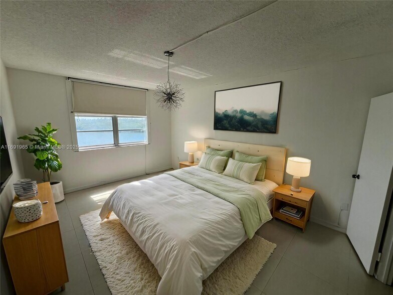Building Photo - 500 Bayview Dr