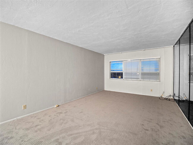 Building Photo - 2555 NE 11th St