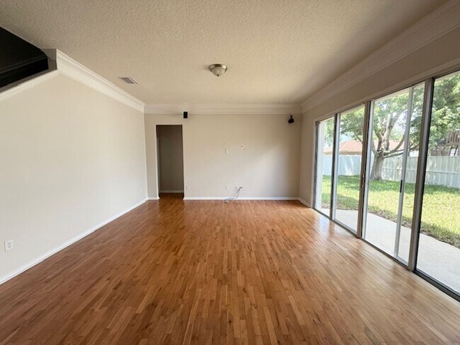 Building Photo - Spacious and well-appointed 4-bedroom, 3.5...