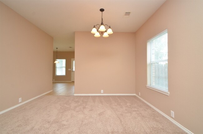 Building Photo - 915 Butterfly Ln