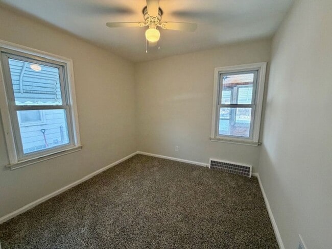 Building Photo - Three Bedroom Ranch home with a 1 and a half car garage. Section 8 Ready Very nice area. Call 313...