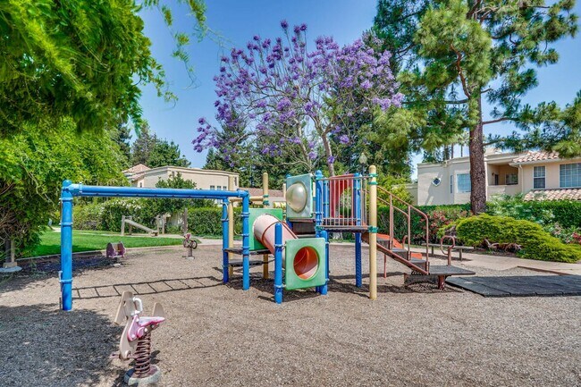 Building Photo - Beautiful and spacious 3 bedroom 2.5 bath ...