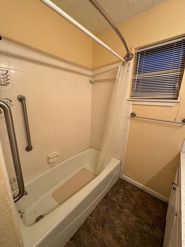 Building Photo - Spacious Speegleville Home