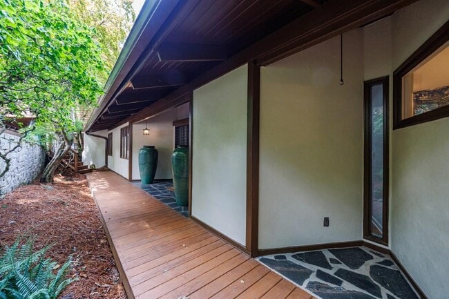 Building Photo - 130 Huntcliff Point NE