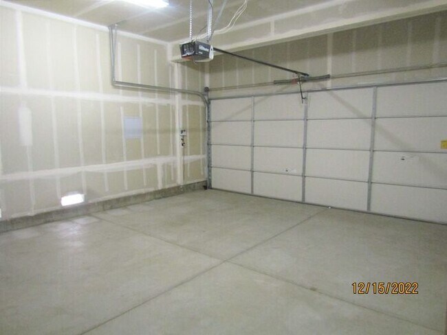 Building Photo - Great 3 bed 2.5 bath single family home in Windsor! Brand New Flooring and Paint!