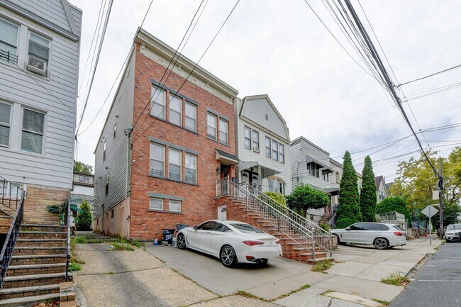 Building Photo - 572 Liberty Ave