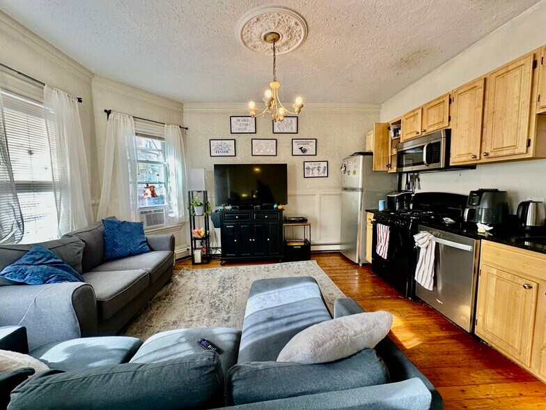 Building Photo - 93 Hillside St