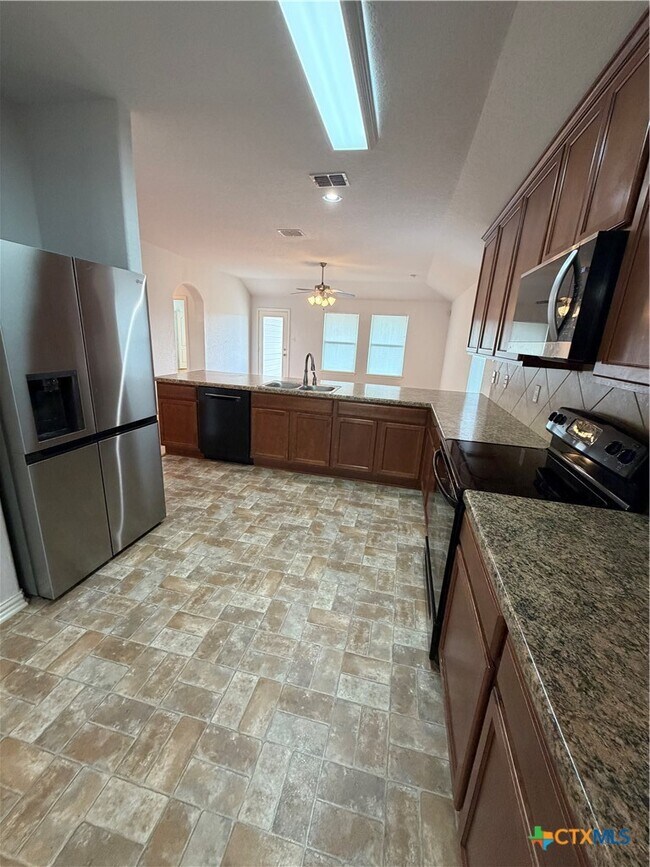 Building Photo - 375 Primrose Way