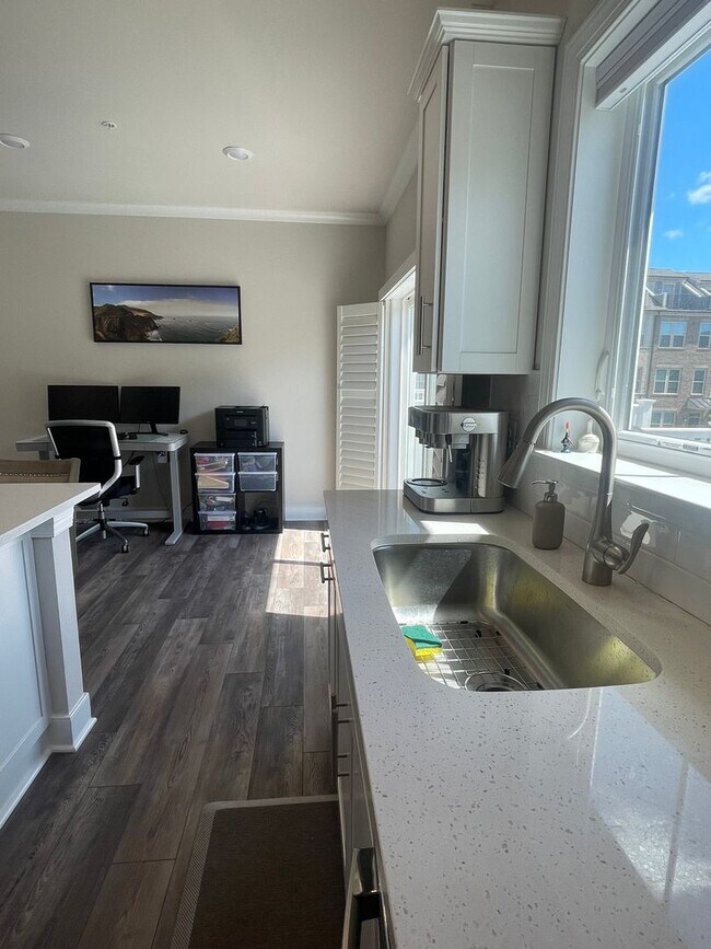 Building Photo - FOUR LEVEL TOWNHOUSE IN DOWNTOWN CROWN, 2 ...