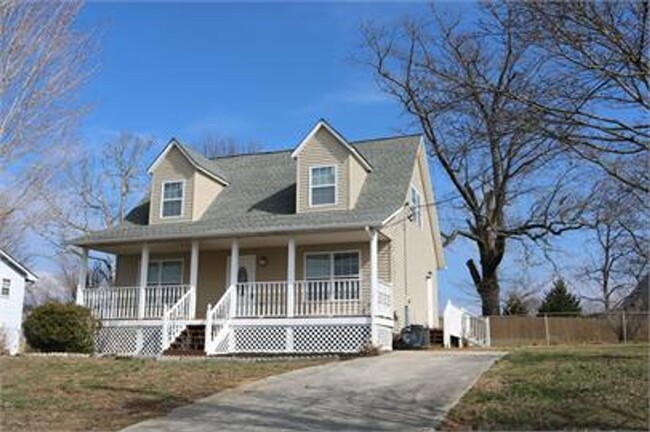 Building Photo - Quaint 4 Bedroom house