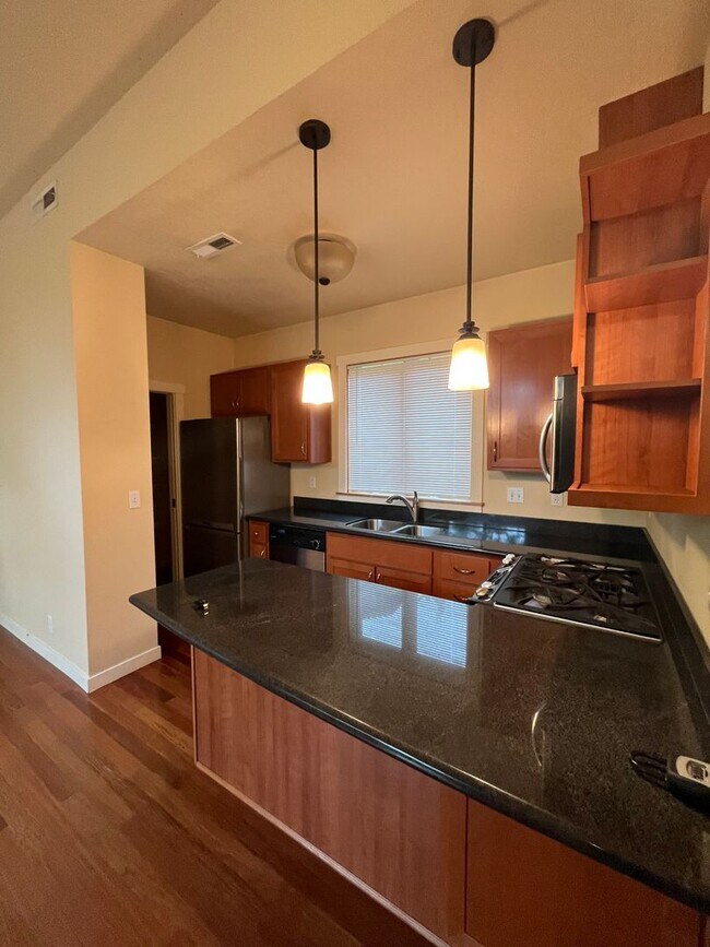 Building Photo - 3-Bedroom Condo in Cal Young