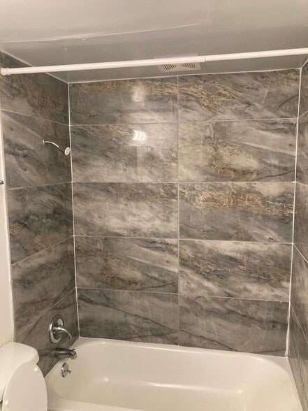 Master bathroom - 722 Ohio Pike