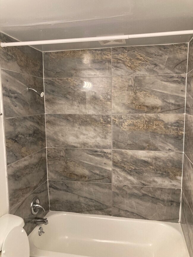 Master bathroom - 722 Ohio Pike